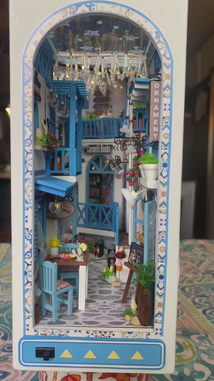 Kit coin lecture île grecque – Insert d'étagère miniature à monter soi-même, rue méditerranéenne avec lumières LED